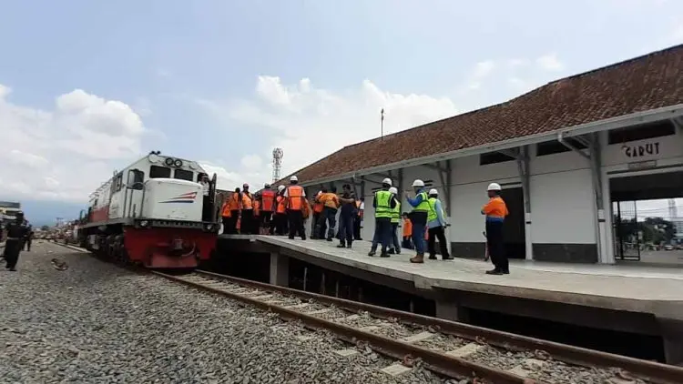 Perdana, Daop 2 Bandung Jalankan Lokomotif Reaktivasi Jalur Cibatu-Garut