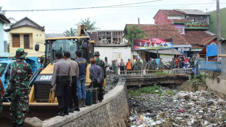 Haduh, Masih Ada Tumpukan Sampah di Sungai Ciparay