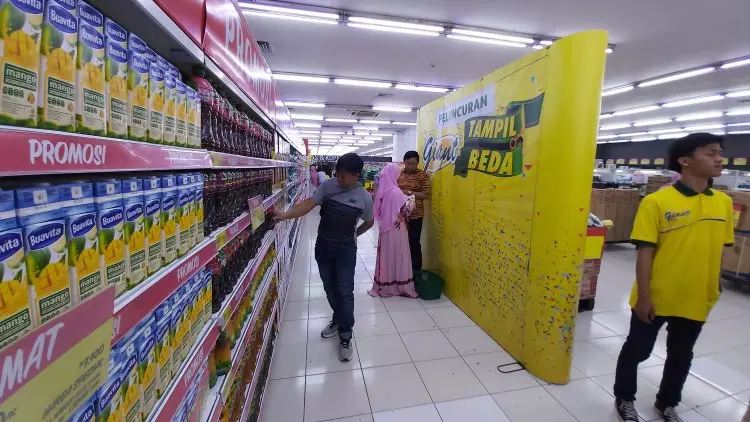 Emak-emak Serbu Diskon di Gian Ekstra Purwakarta