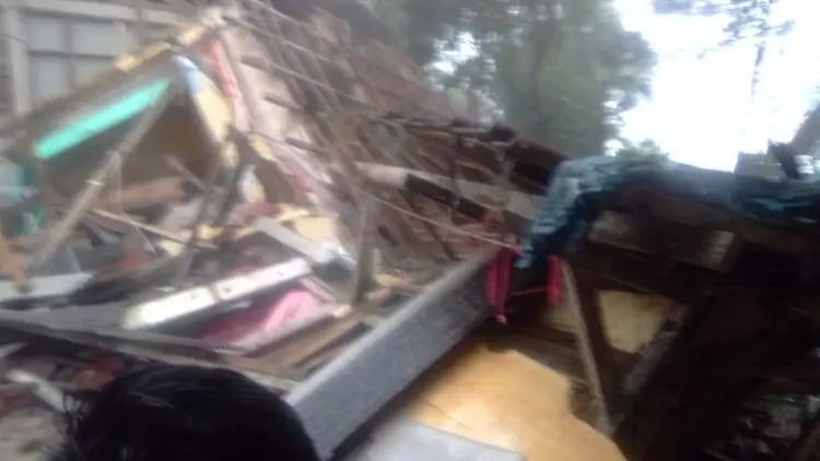Hujan Deras, Rumah Panggung di Talegong Runtuh