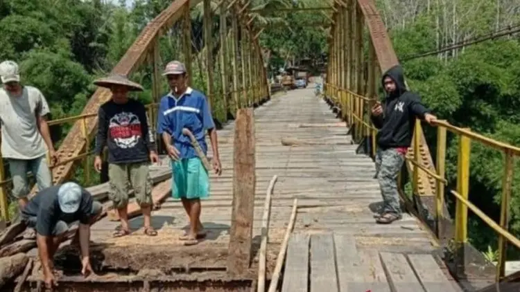 Setiap Hari Warga Cibungur Bertaruh Nyawa Lintasi Jembatan Sungai Cibuni