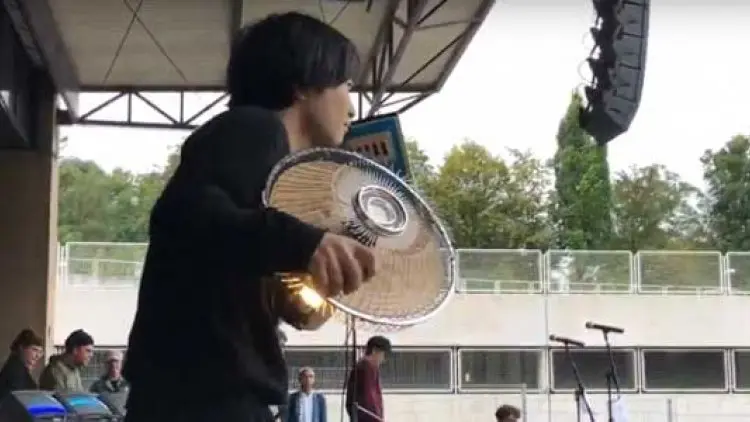 Memainkan Musik dari Kipas Angin