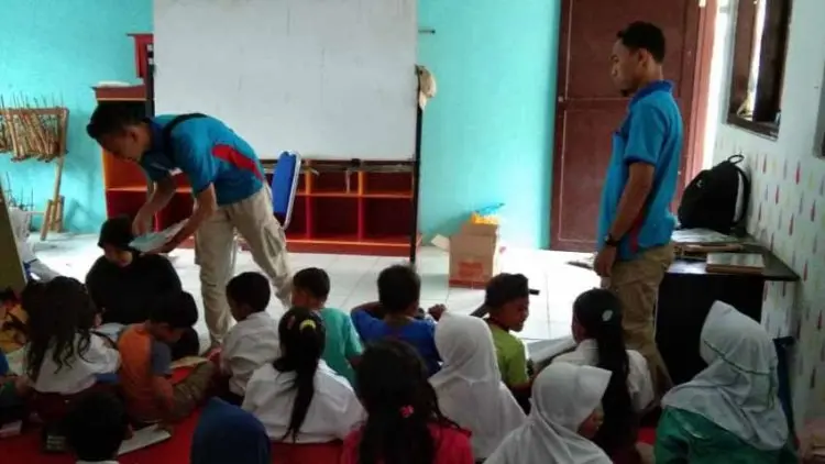 203 Siswa SDN Cileuksa 02 Terpaksa Belajar Berdesakan di Satu Ruangan 