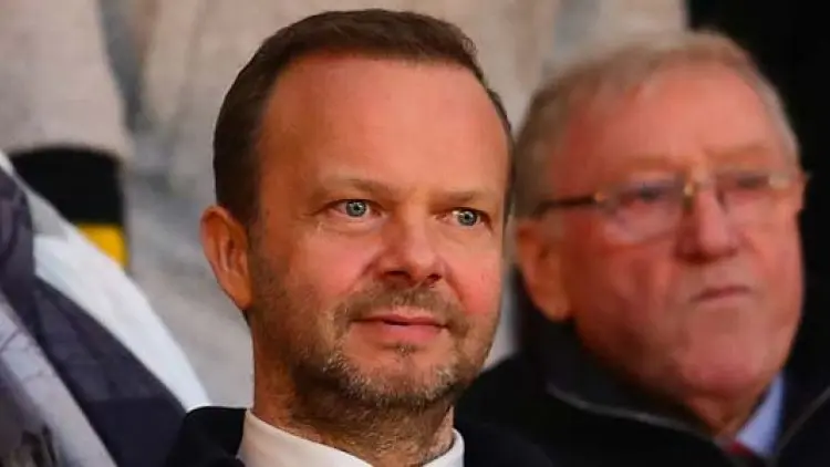 MU Menang Besar, Fans Tetap Desak Woodward Mundur!