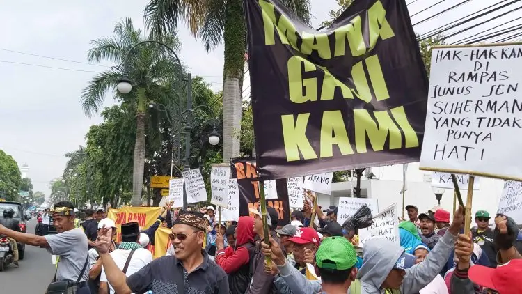 Puluhan Massa Aksi Geruduk Kantor Bank Pama