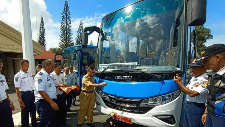 Indramayu Operasikan Tiga Bus Sekolah Gratis