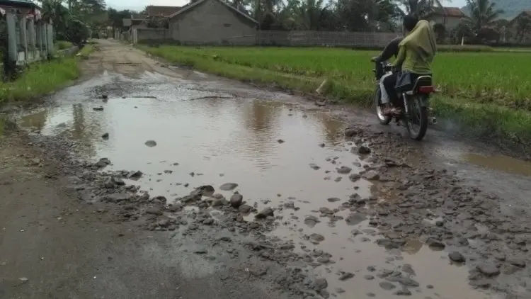 Duh, Sejumlah Ruas Jalan di Garut Bolong-bolong Lagi