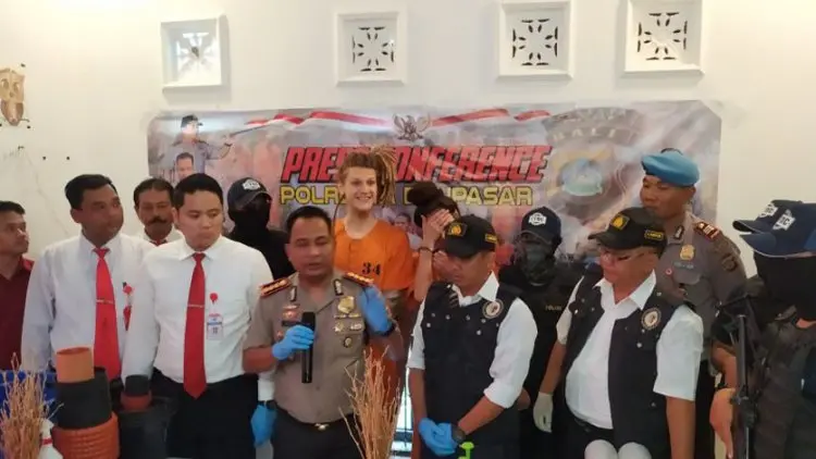 Polisi Tangkap Pemilik Industri Ganja Rumahan asal Rusia