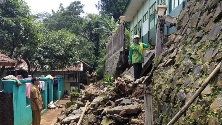 Benteng SDN Parakan Bolang Ambrol, Warga Minta Disdik Kab Bandung Bertindak
