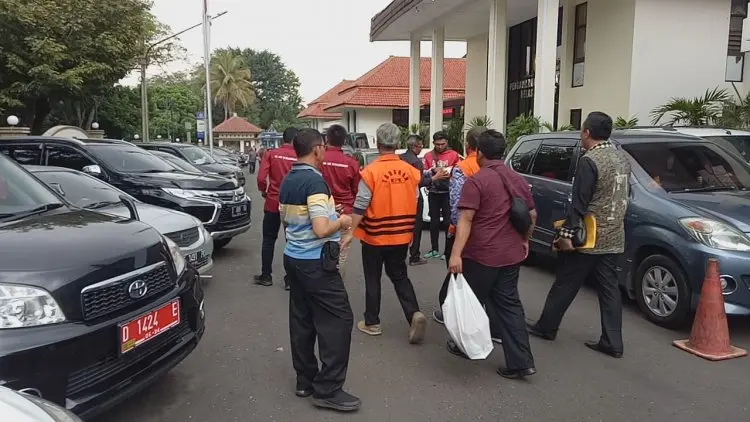 Dibawa Pakai Pesawat, Supendi 'Nongol' di Pengadilan