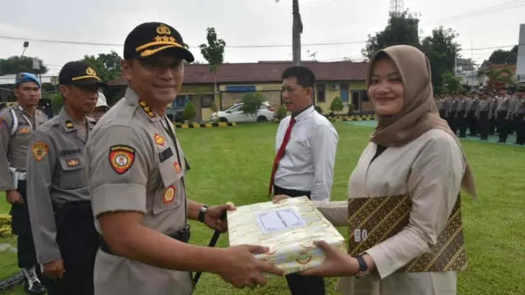 Gadis Peringkus Rampok Ini Dapat Penghargaan dari Polresta Cirebon