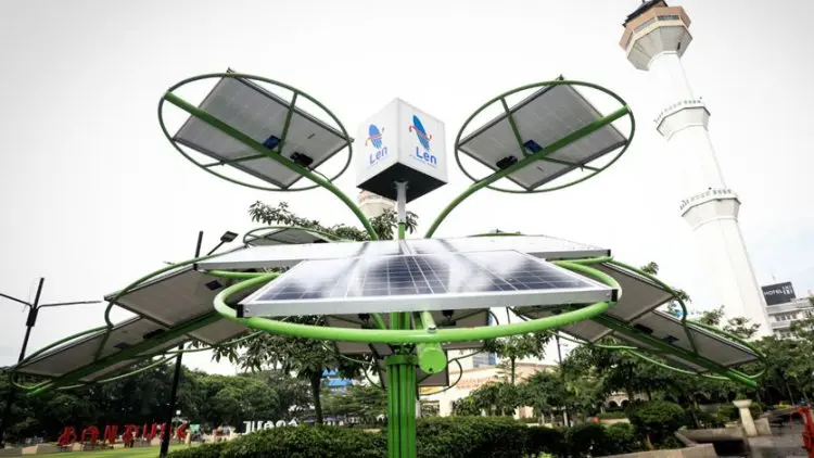 Taman Alun-alun Kini Dilengkapi Sumber Listrik Tenaga Matahari