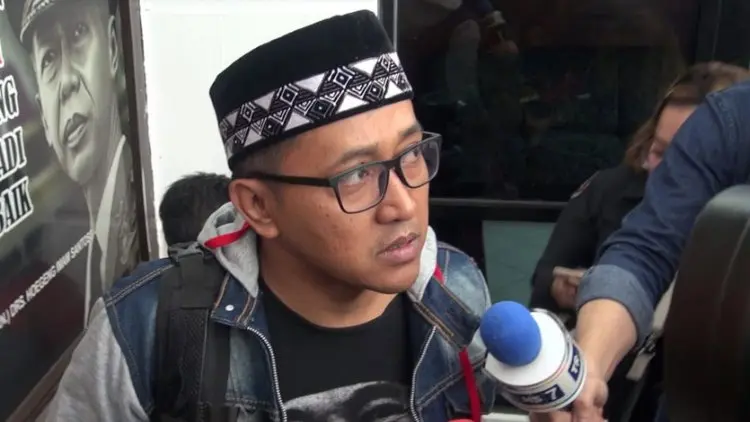 Otopsi Segera Diumumkan, Teddy Datang Pakai Kaos Bung Karno