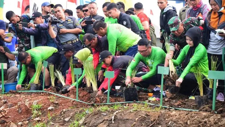 Ridwan Kamil Tanam Akar Wangi di Jembatan Biru Citarum
