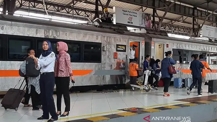 Long Weekend, 53 KA Lintasi Cirebon