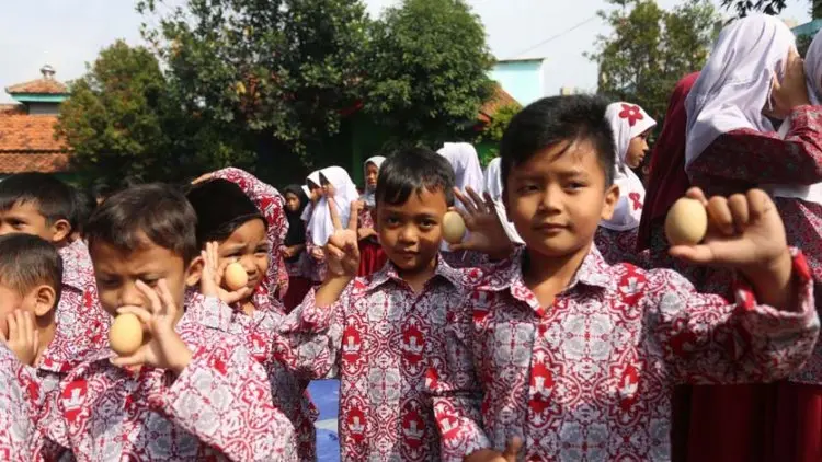 Kota Bandung Bagikan 9.000 Telur dan Susu kepada Siswa SD