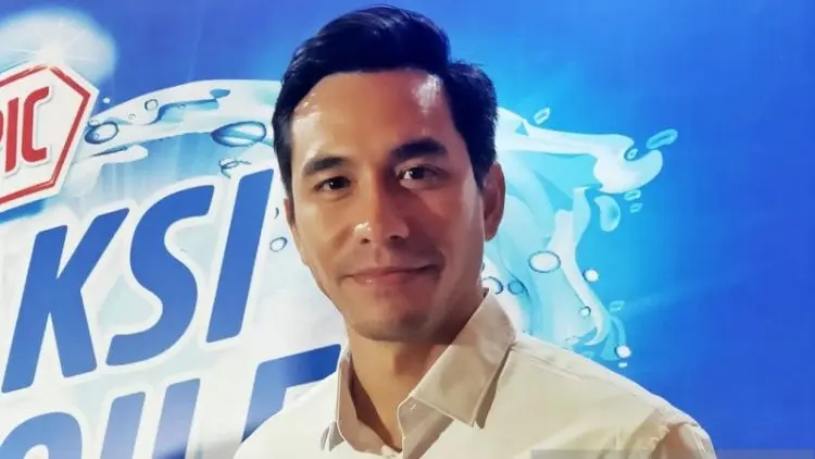 Cara Darius Sinathrya Ajari Anak Jaga Kebersihan Toilet