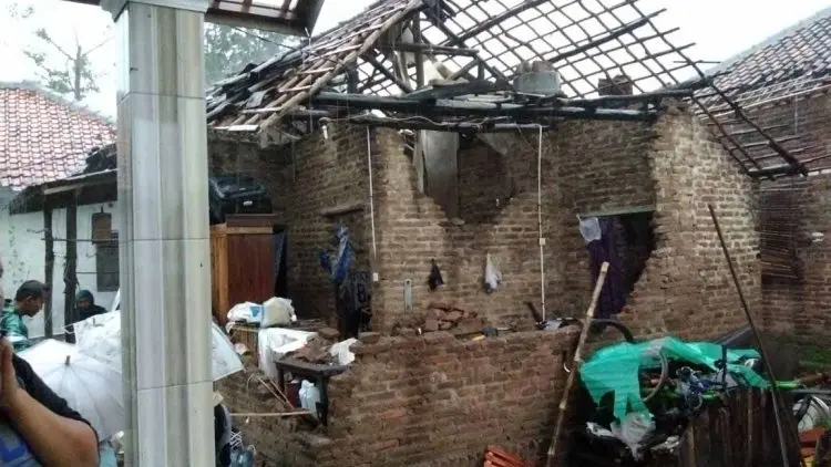 Tiga Menit Angin Puting Beliung Terjang Desa Slangit, Ratusan Rumah Rusak Parah