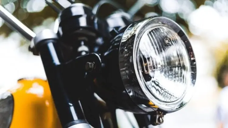 Pahami Dahulu, Inilah Penyebab Lampu Motor Redup