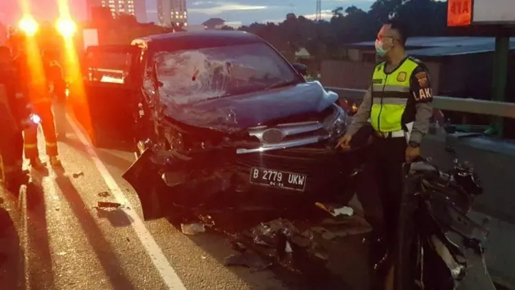 Minibus Tabrak Truk di Jalan Layan Pasupati, Satu Meninggal Dunia