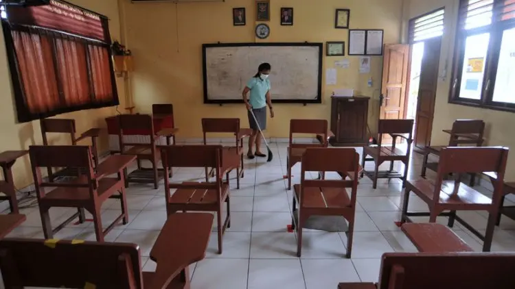 Sikap Kami: Bola di Tangan Orang Tua