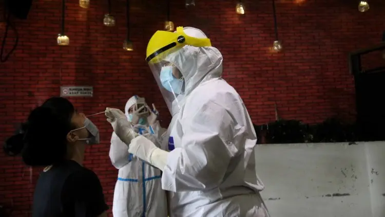 Foto: Tes Cepat Antigen di Restoran