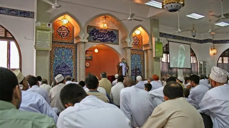 Ketika Dengar Khutbah Jumat Bolehkah Minum?