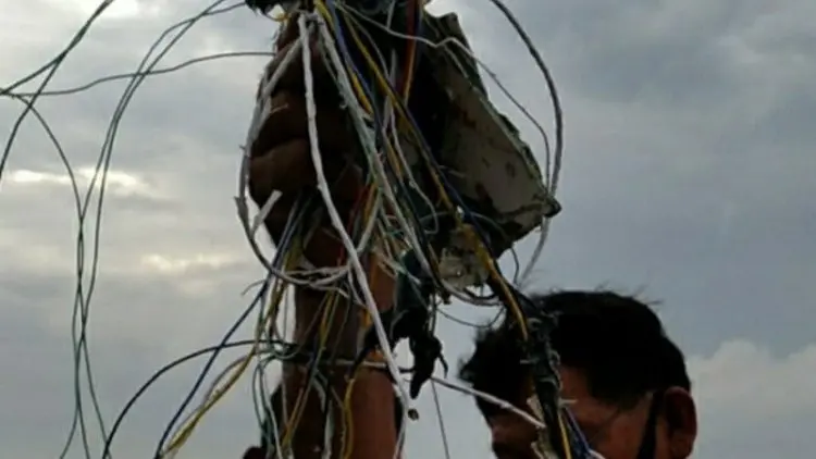 Kabel dan Serpihan Pesawat Ditemukan di Pulau Laki