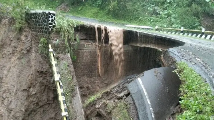 Hujan Deras, Longsor Terjang Sejumlah Kecamatan di Selatan Garut 