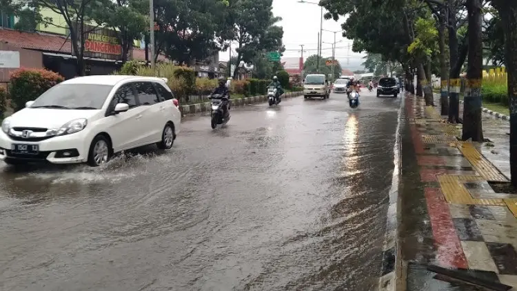 Ternyata ini Penyebab Banjir di Jalan Raya Gading Tutuka
