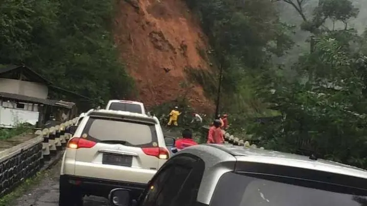 Jalan Tanjakan Panganten dan Jalan Cijapati Garut Longsor