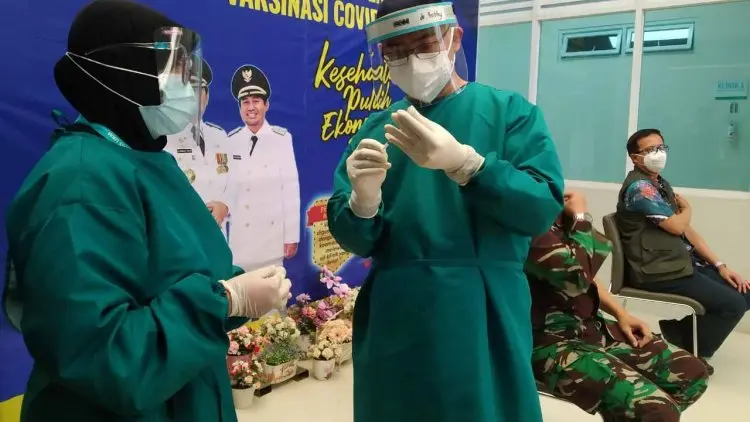 Penerima Vaksin Covid-19 di Kab Bandung, Danlanud Sulaiman Jadi Orang Pertama 