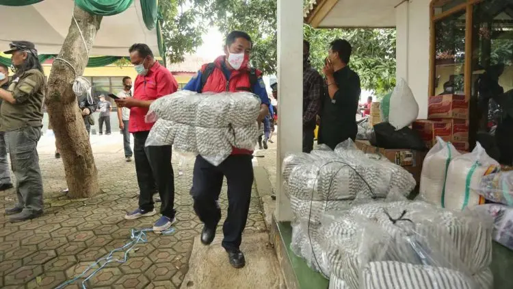 Kunjungi Korban Longsor, Pemkot Bandung Sumbang 700 Lembar Selimut