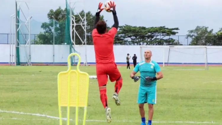 Kiper Persib Paling Aktif Berlatih, Ini Alasan Luizinho Passos
