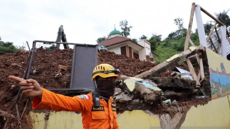 Tim SAR Masih Mencari 4 Orang yang Diduga Tertimbun Longsor di Cimanggung Sumedang