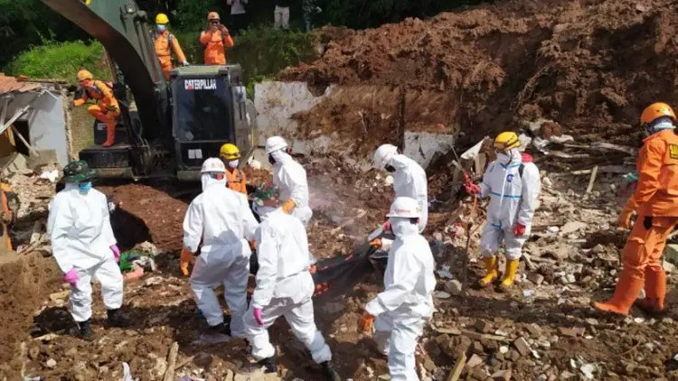 Tim SAR Cari Empat Orang Diduga Masih Tertimbun Longsor di Sumedang