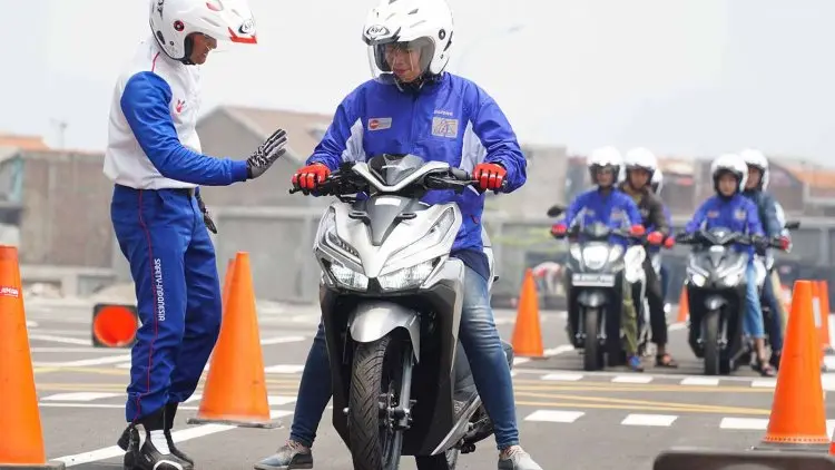 Nih... Inilah Tips Berkendara Sepeda Motor yang Aman dan Nyaman untuk Wanita
