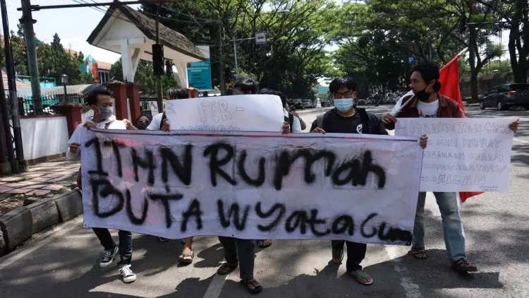 Foto: Aksi Napak Tilas Mahasiswa Tunanetra