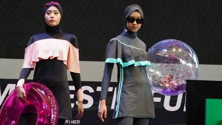 Muslimah Hobi Berenang, Bagaimana Aturan Syariatnya?