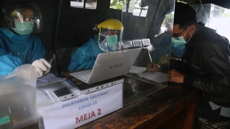 Foto: Ribuan SDM Bidang Kesehatan di Jabar Telah Divaksin
