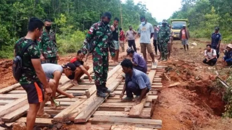 TNI-Polri Bersama Warga di Merauke Perbaiki Jalan Putus