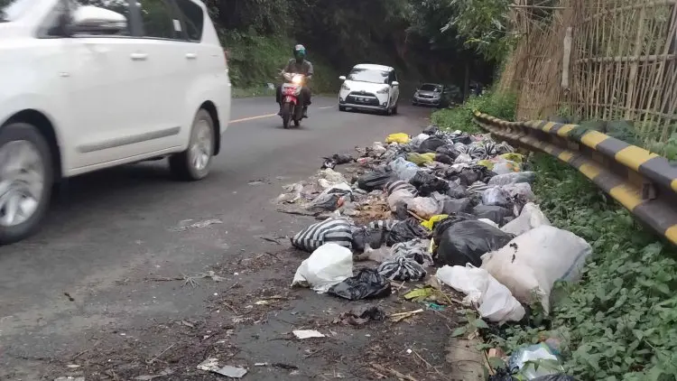 Sampah Liar yang Terus Menumpuk di Kabupaten Bandung