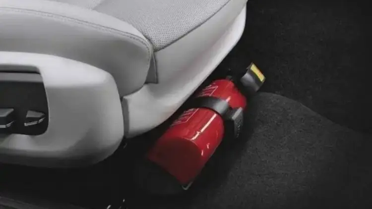 Suzuki Lengkapi Alat Pemadam di Semua Mobil Baru