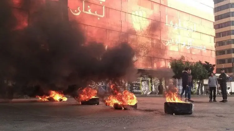 Aparat Keamanan Bentrok dengan Pemrotes di Lebanon yang Terkunci
