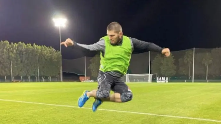 Tinggalkan UFC, Khabib Nurmagomedov Bakal Jadi Pemain Bola?