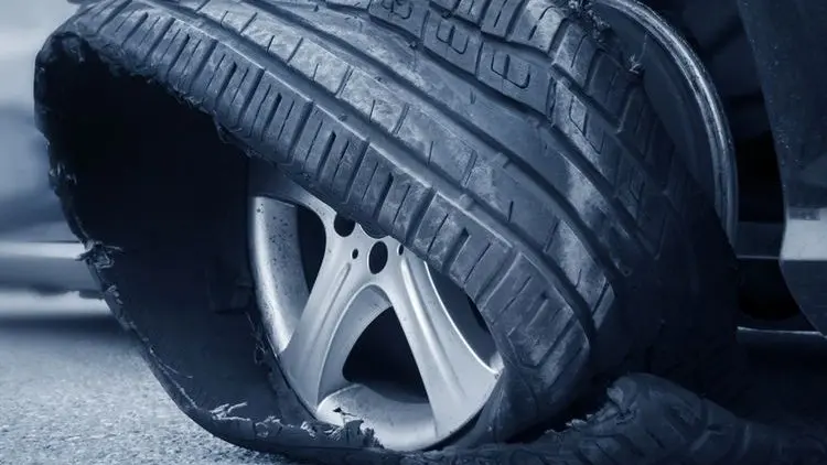 Tips Cegah Pecah Ban Saat Melaju di Jalan Tol