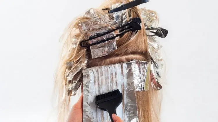 Mewarnai Rambut bagi Anak Muda yang Tak Beruban