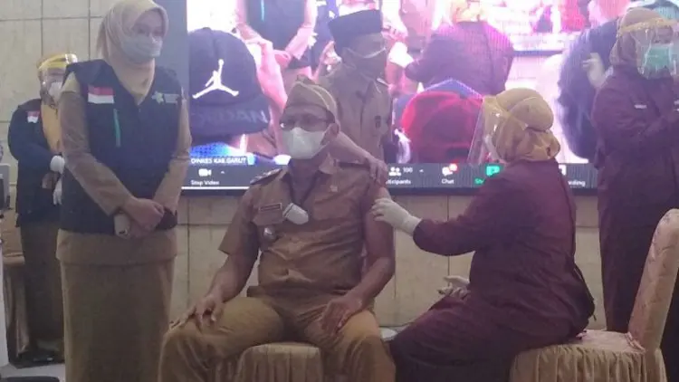 Vaksinasi Covid-19 Garut Diawali dari Pendopo Bupati