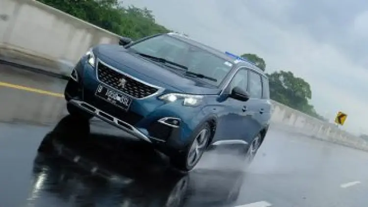 Kenali Batas Kecepatan Berkendara Saat Hujan