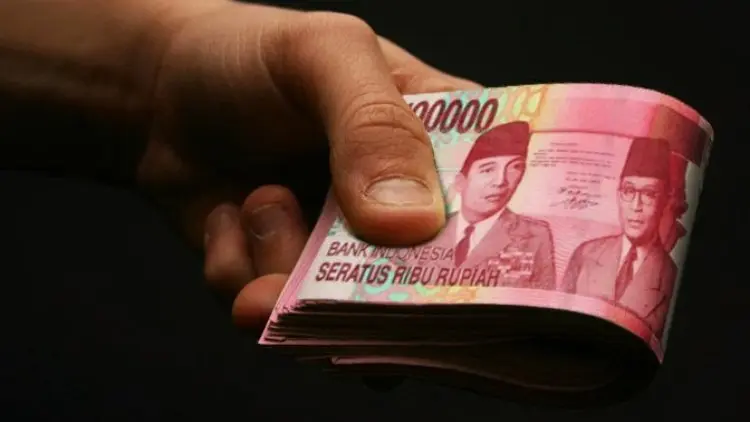 Dapat Pekerjaan dengan Cara Menyuap, Halalkah Gajinya Kelak?